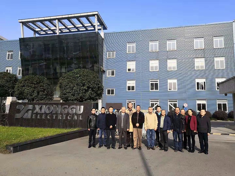 宋天虎監(jiān)事長一行和與會代表們合影