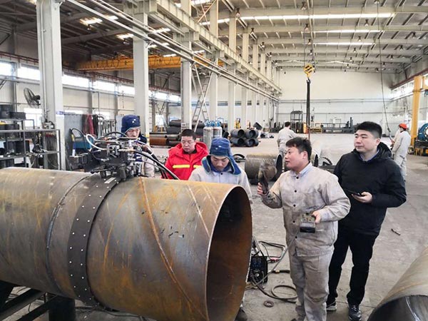 現(xiàn)場(chǎng)正在使用熊谷管道焊機(jī)做焊接演示